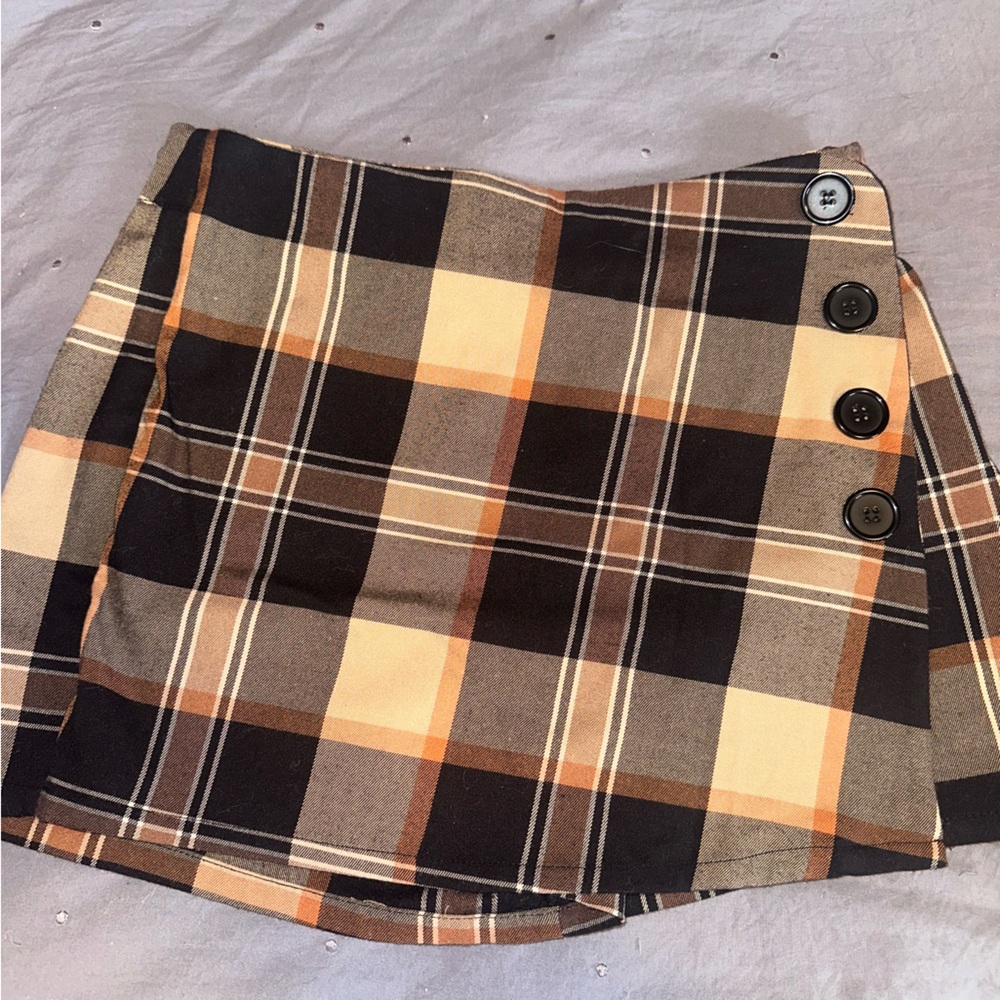 Women’s forever 21 plaid orange & black skort in size medium